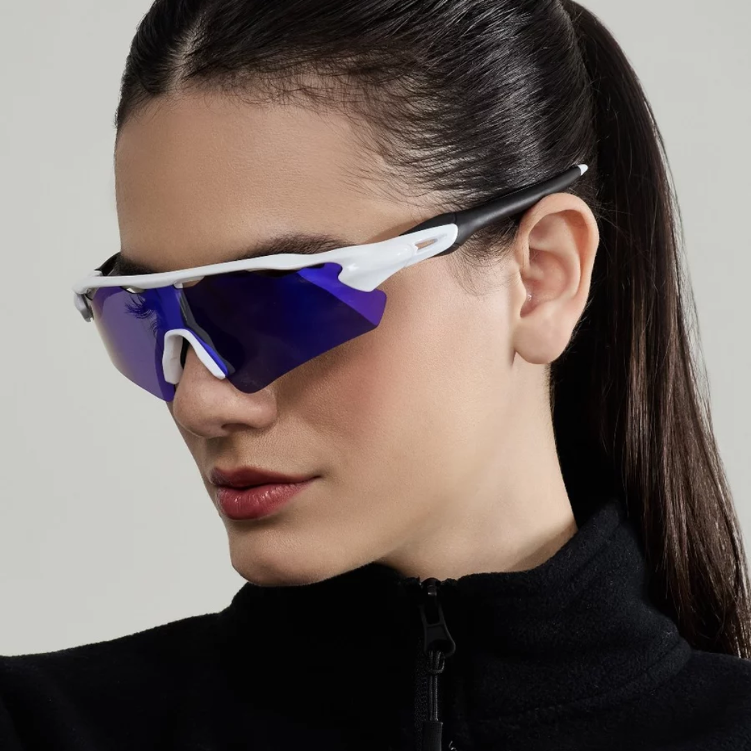 Óculos Esportivo Unissex Lente Espelhada Polarizada Violeta com Armação Branca e Preta - OE01