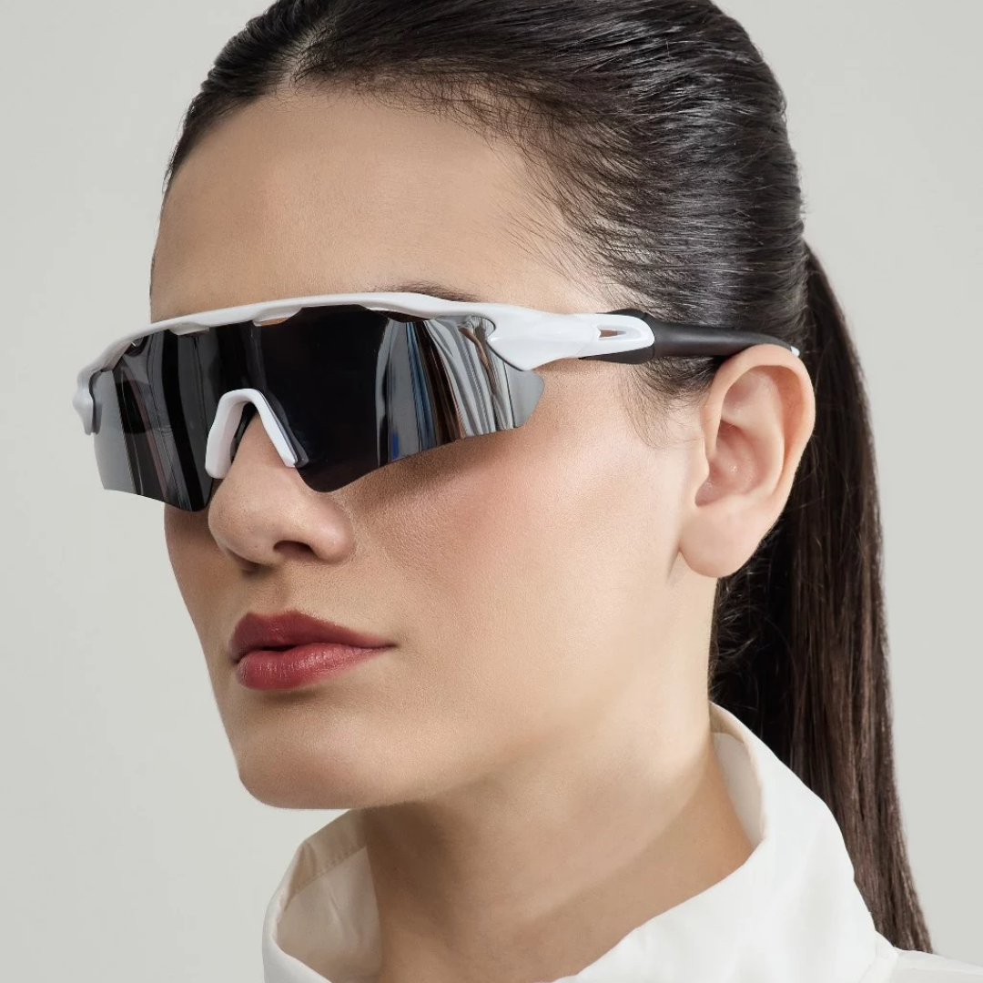 Óculos Esportivo Unissex Lente Espelhada Polarizada Preta com Armação Branca e Preta - OE04