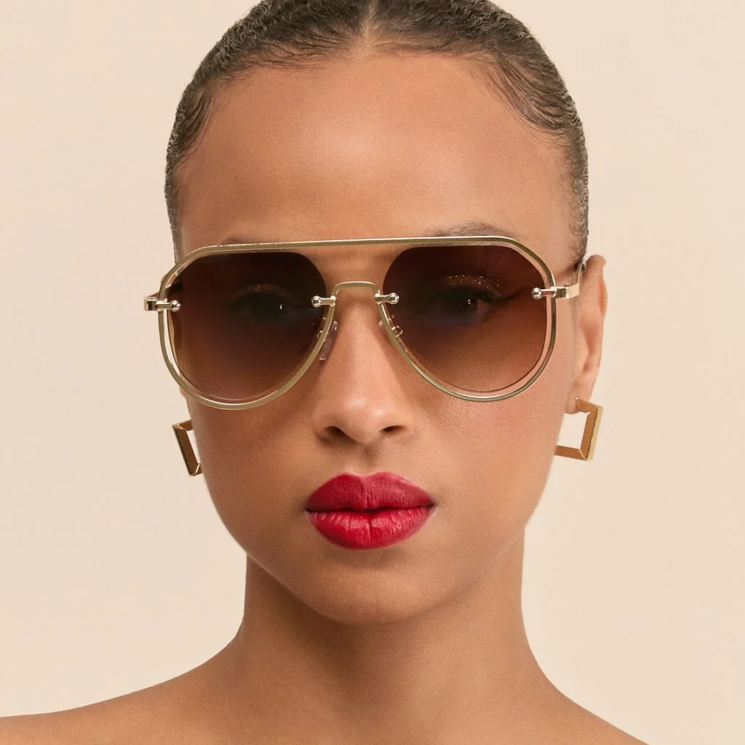 Óculos de Sol Feminino Redondo Marrom com Armação Dourada e Preta - OSF05