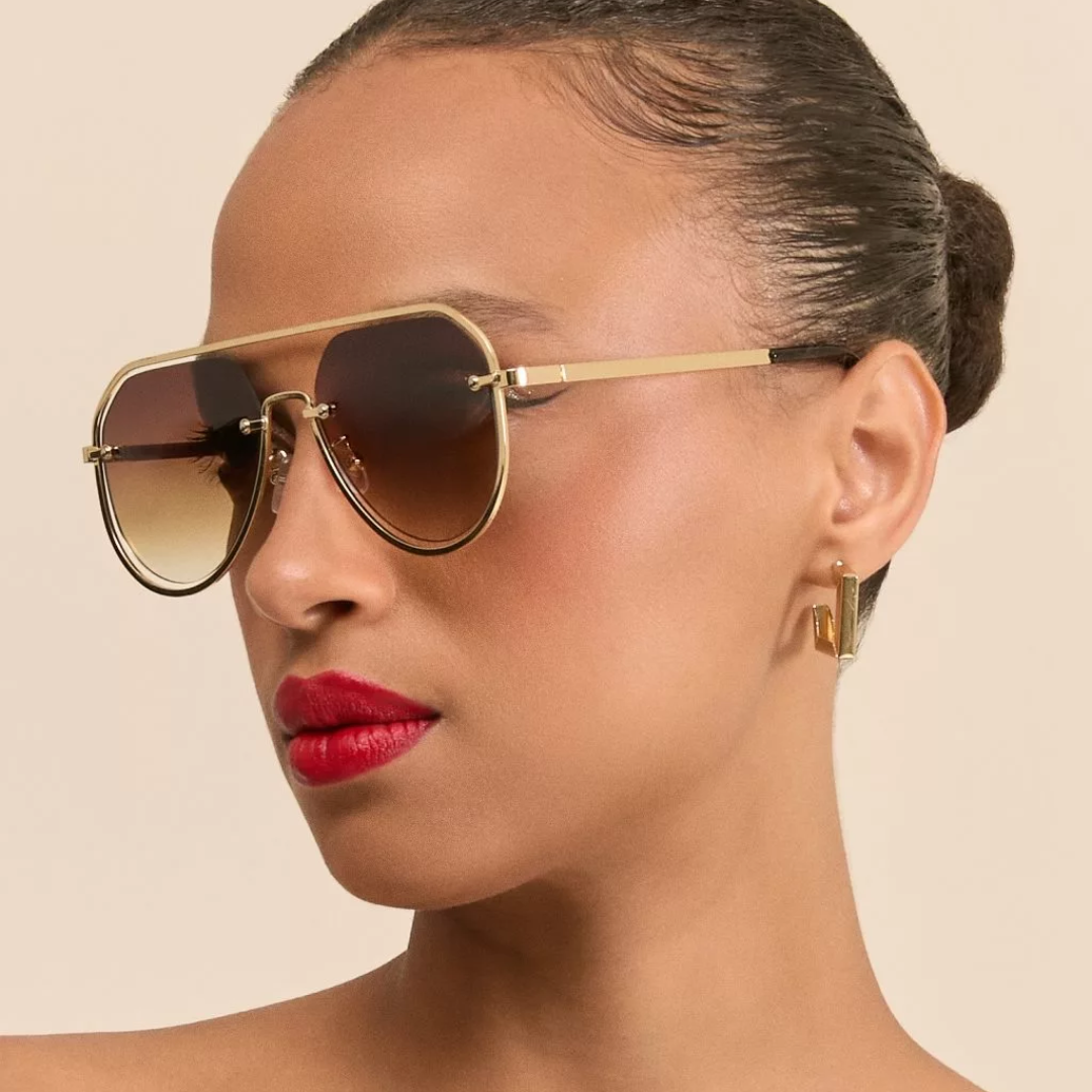 Óculos de Sol Feminino Redondo Marrom com Armação Dourada e Preta - OSF05